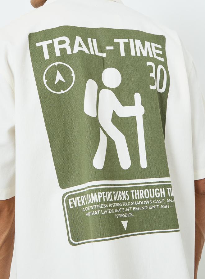 ستايلي قميص بطبعة جرافيك وأكمام قصيرة - Image 4